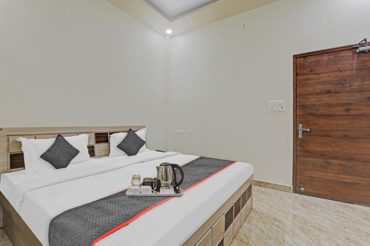 Townhouse P.S.Palace Near Amausi Metro Station Lucknow Eksteriør billede