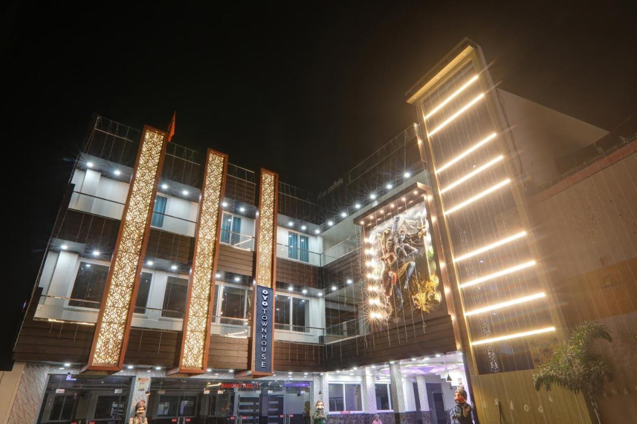 Townhouse P.S.Palace Near Amausi Metro Station Lucknow Eksteriør billede
