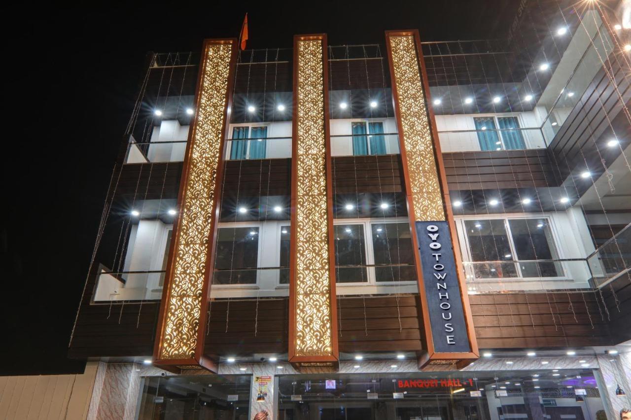 Townhouse P.S.Palace Near Amausi Metro Station Lucknow Eksteriør billede