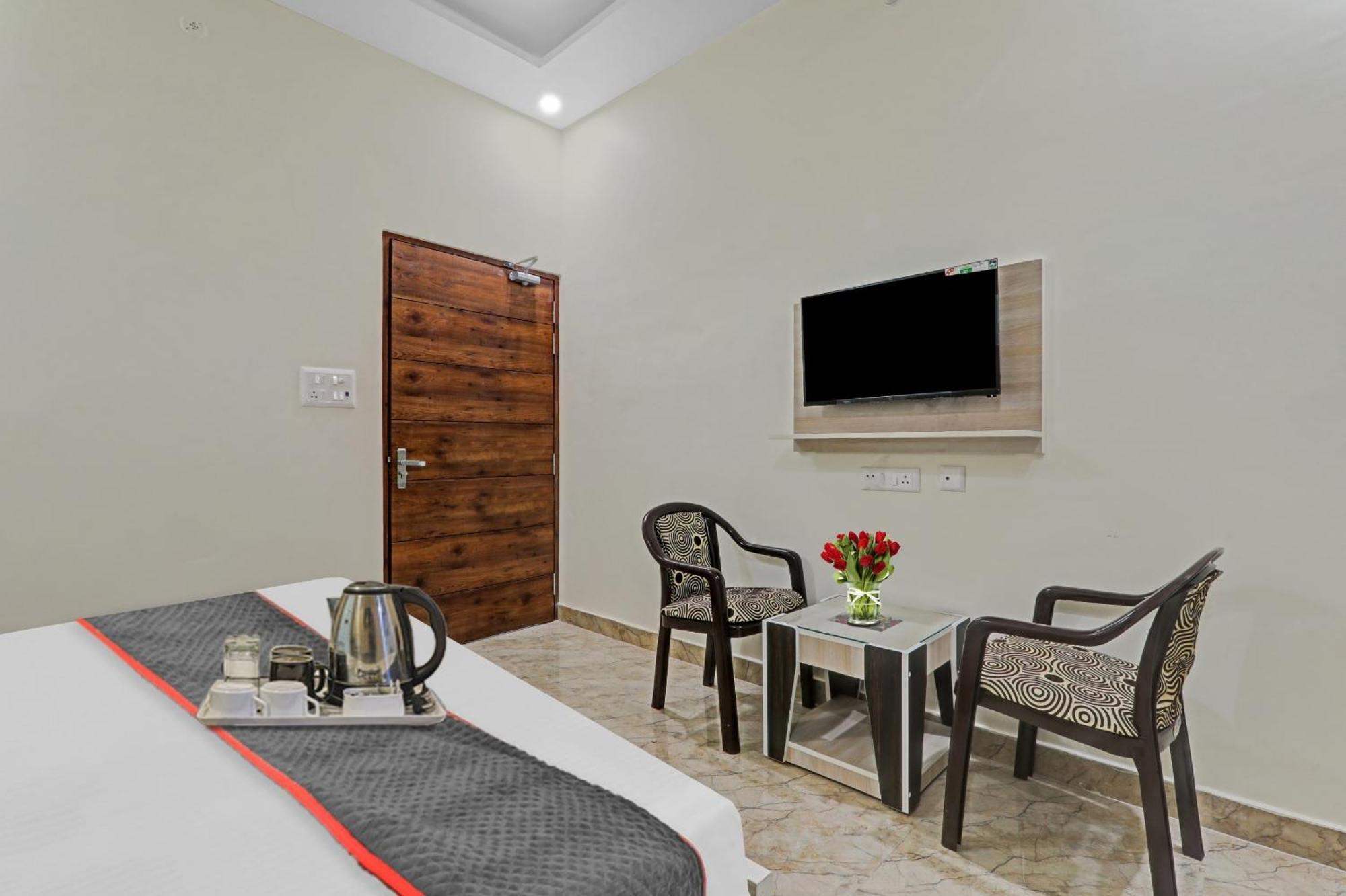 Townhouse P.S.Palace Near Amausi Metro Station Lucknow Eksteriør billede