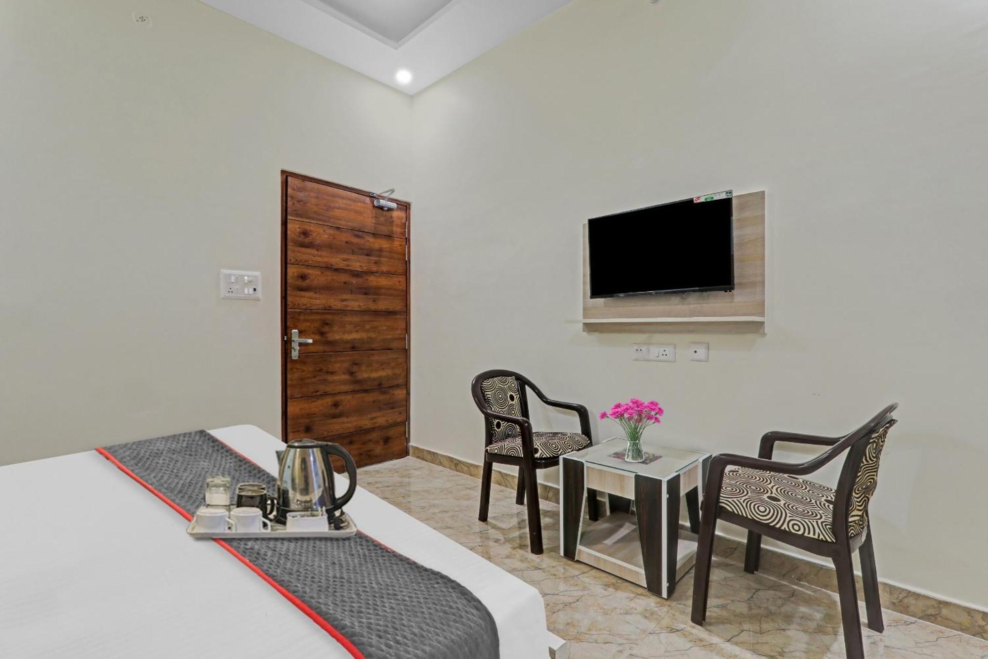 Townhouse P.S.Palace Near Amausi Metro Station Lucknow Eksteriør billede