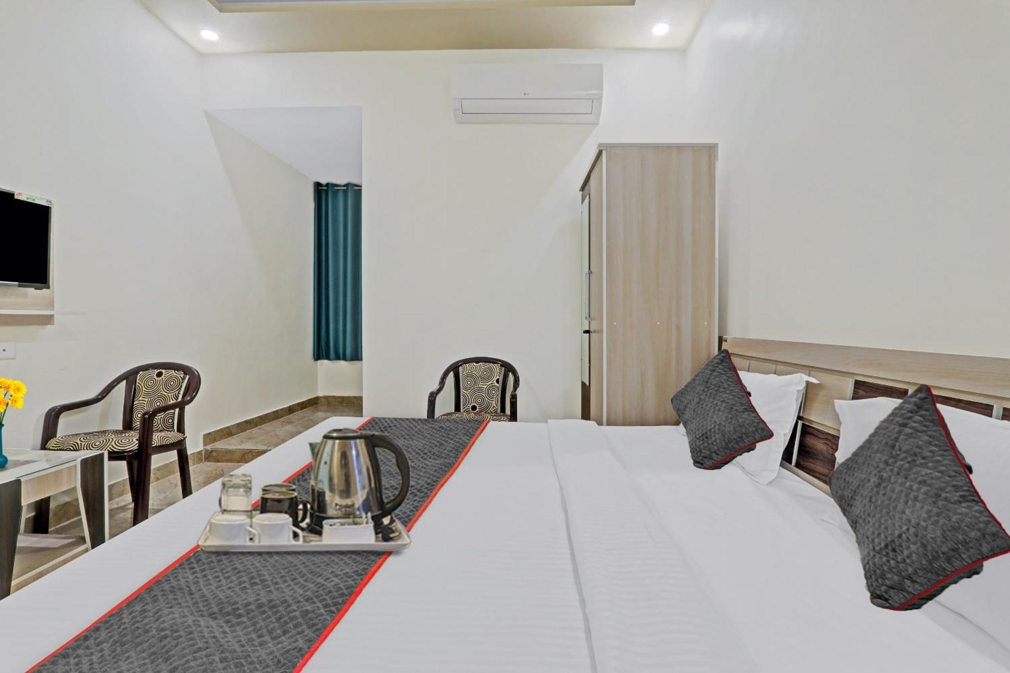 Townhouse P.S.Palace Near Amausi Metro Station Lucknow Eksteriør billede