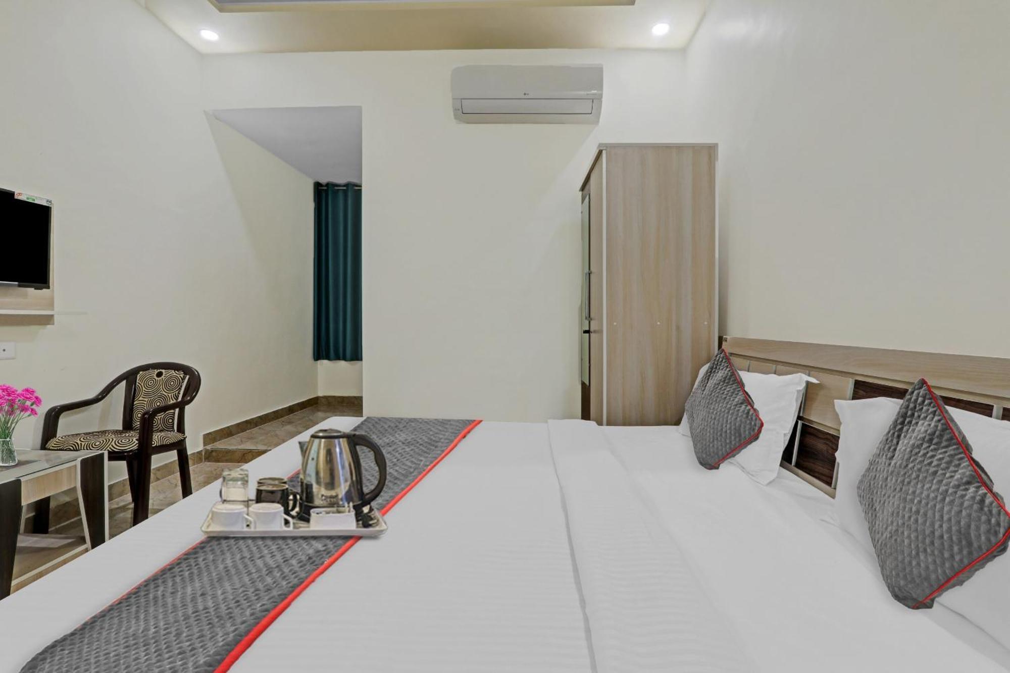 Townhouse P.S.Palace Near Amausi Metro Station Lucknow Eksteriør billede