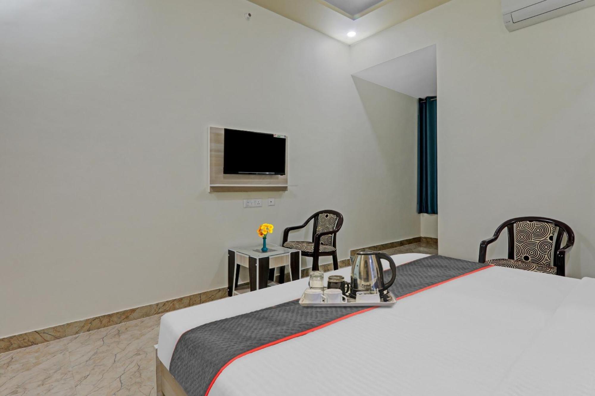 Townhouse P.S.Palace Near Amausi Metro Station Lucknow Eksteriør billede