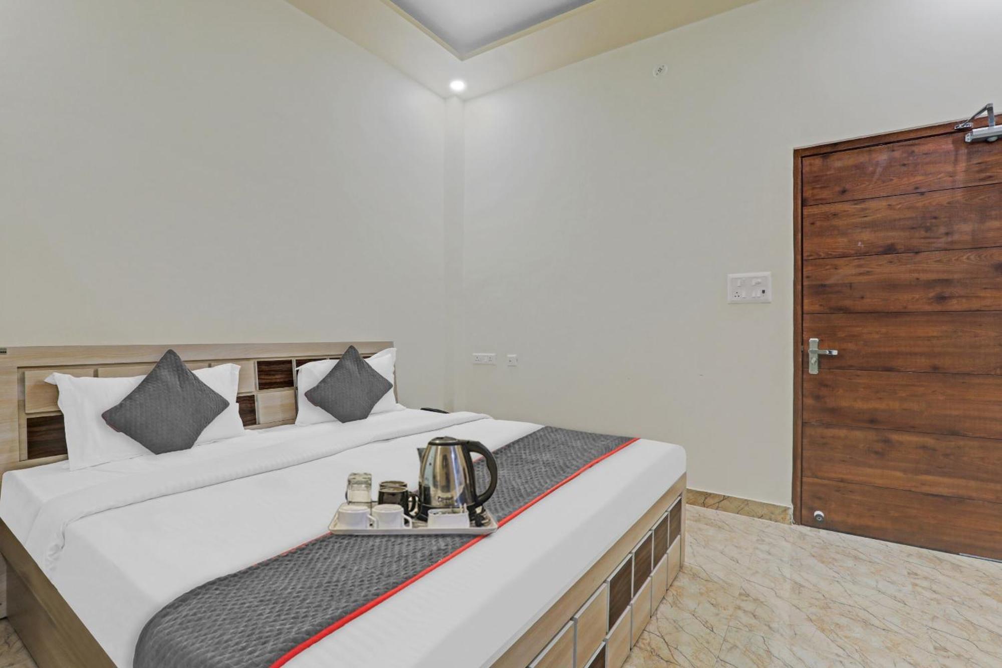 Townhouse P.S.Palace Near Amausi Metro Station Lucknow Eksteriør billede