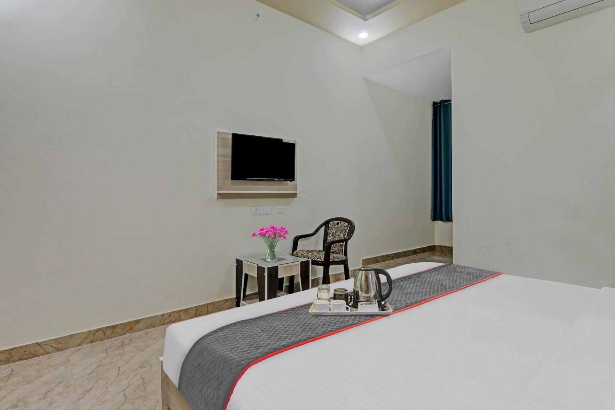 Townhouse P.S.Palace Near Amausi Metro Station Lucknow Eksteriør billede