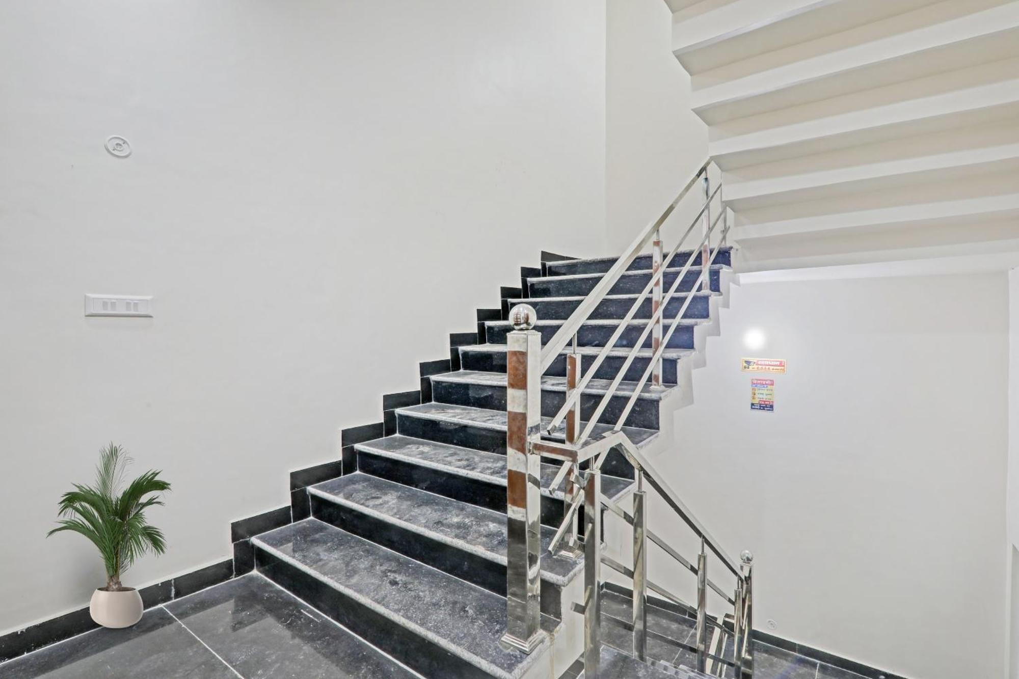 Townhouse P.S.Palace Near Amausi Metro Station Lucknow Eksteriør billede