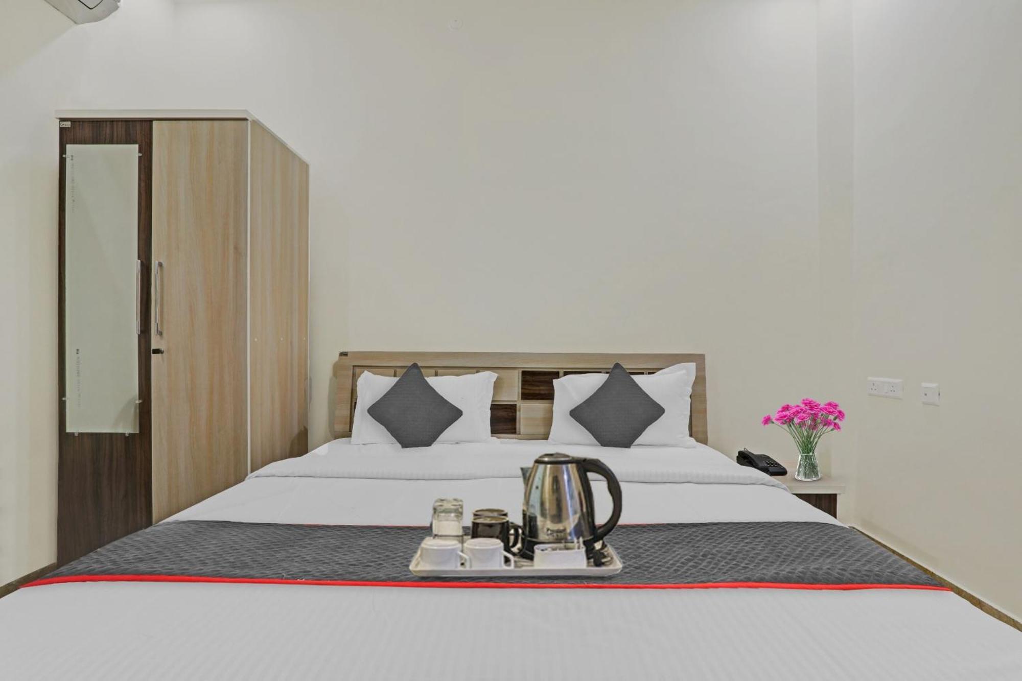 Townhouse P.S.Palace Near Amausi Metro Station Lucknow Eksteriør billede