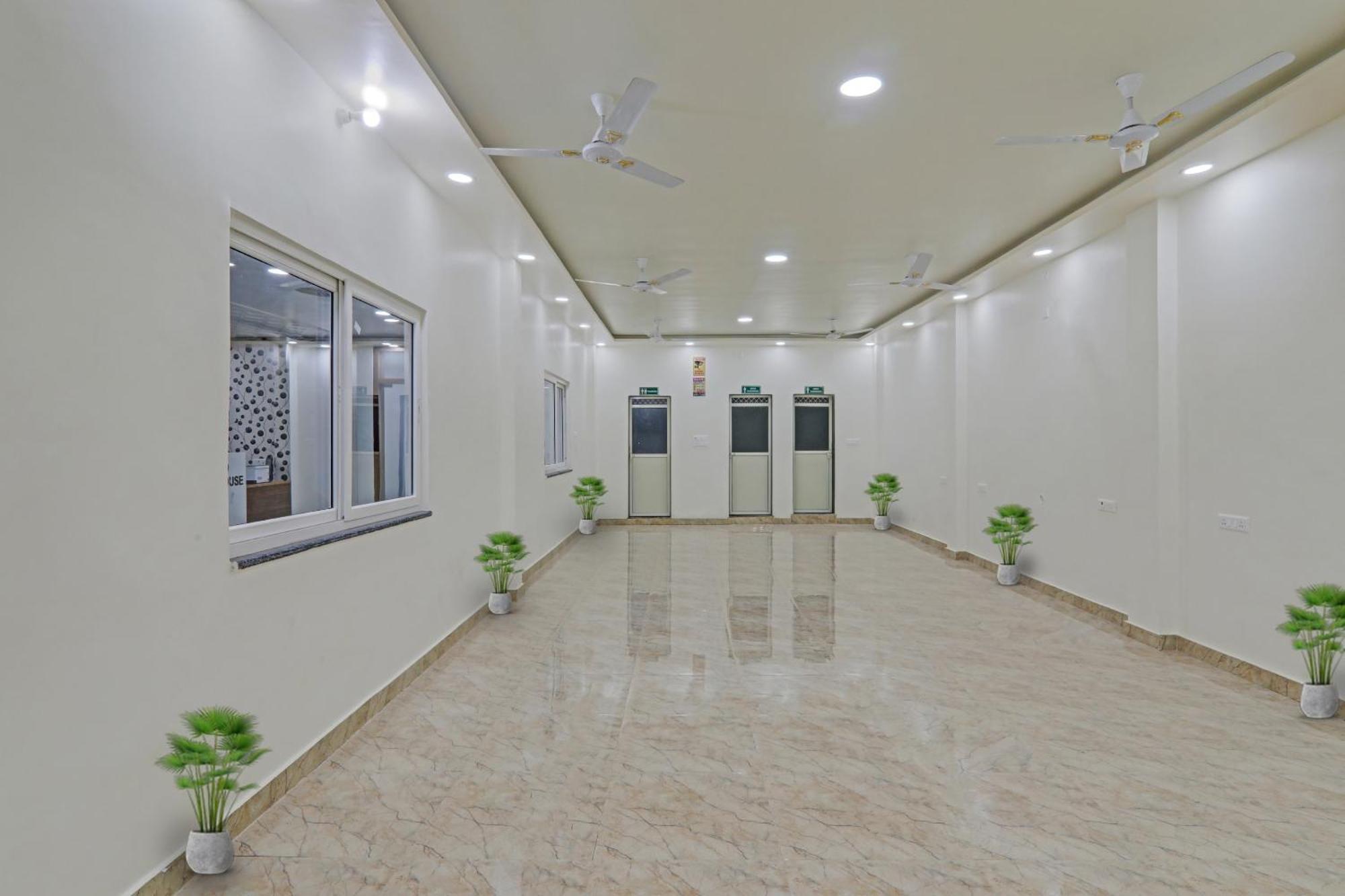 Townhouse P.S.Palace Near Amausi Metro Station Lucknow Eksteriør billede