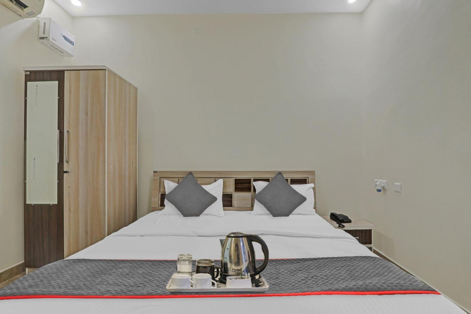 Townhouse P.S.Palace Near Amausi Metro Station Lucknow Eksteriør billede