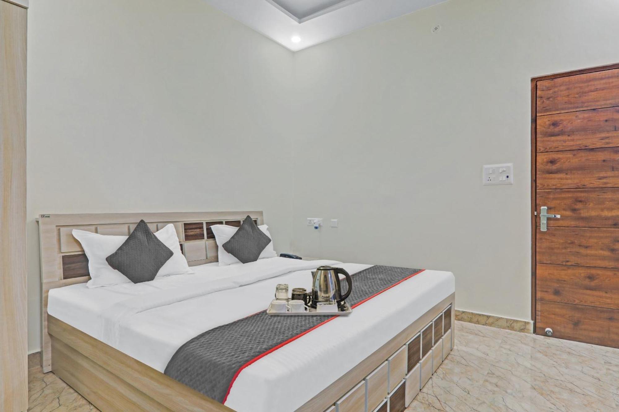 Townhouse P.S.Palace Near Amausi Metro Station Lucknow Eksteriør billede