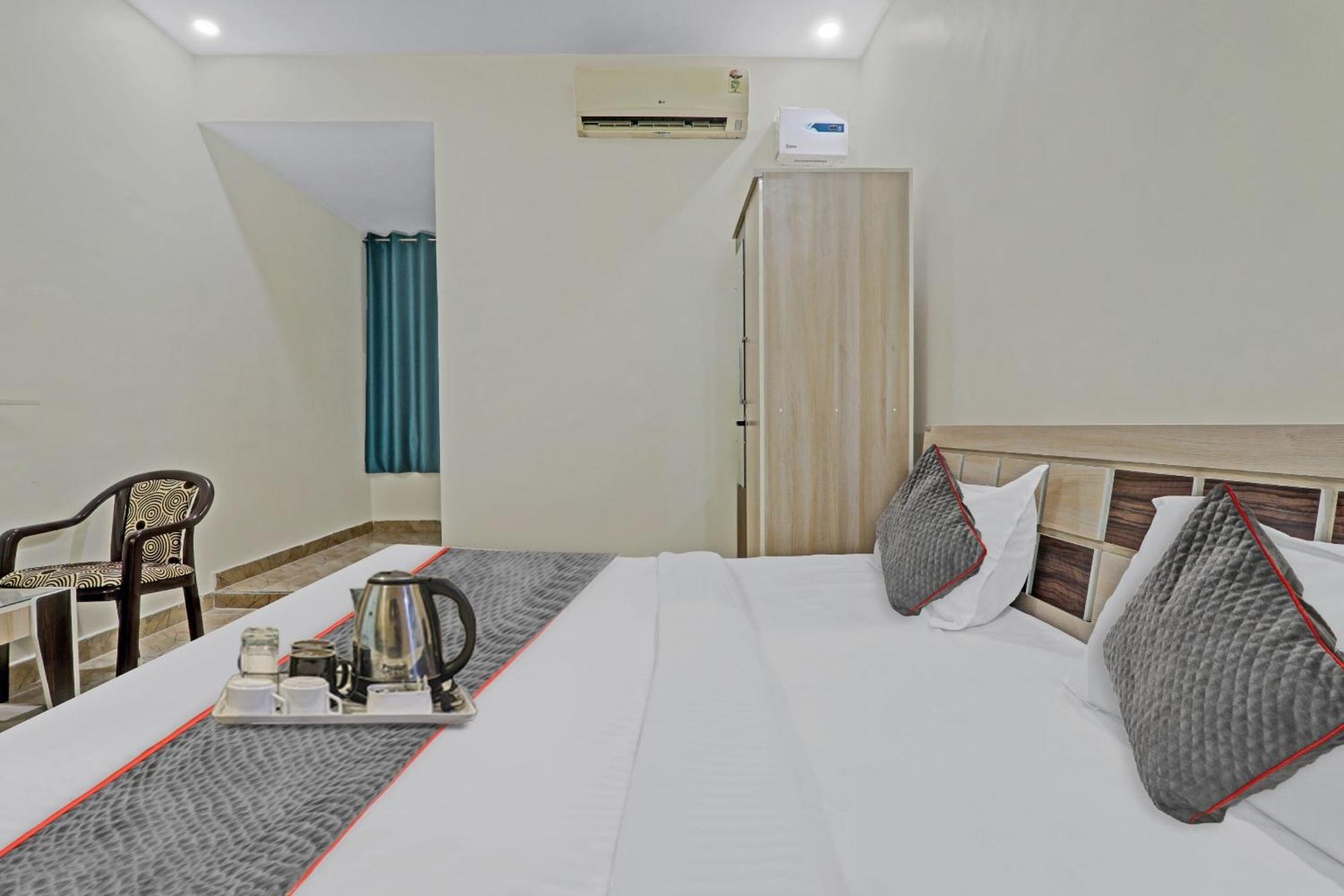 Townhouse P.S.Palace Near Amausi Metro Station Lucknow Eksteriør billede