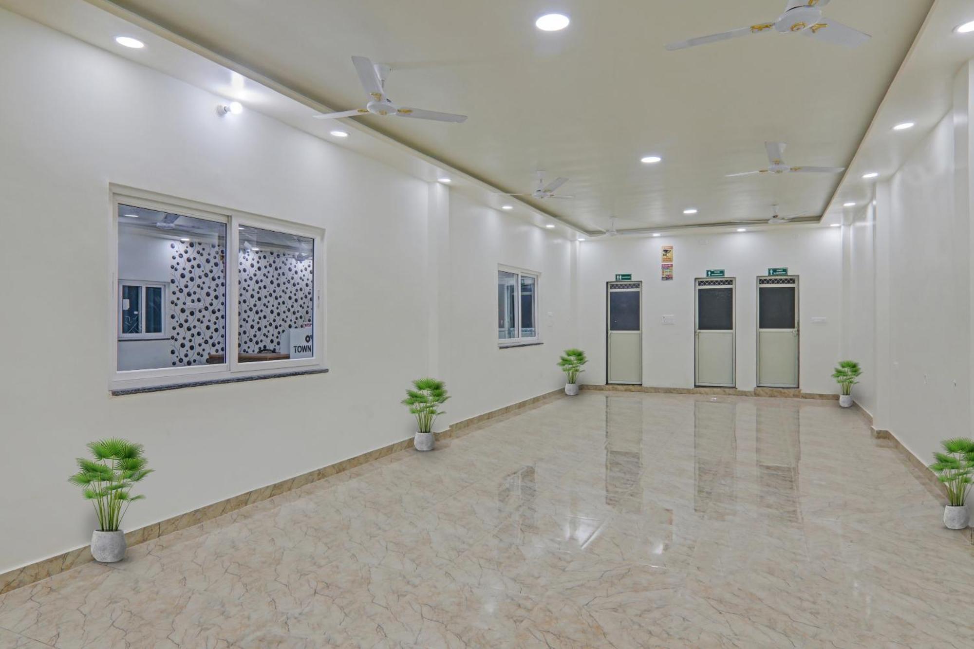 Townhouse P.S.Palace Near Amausi Metro Station Lucknow Eksteriør billede