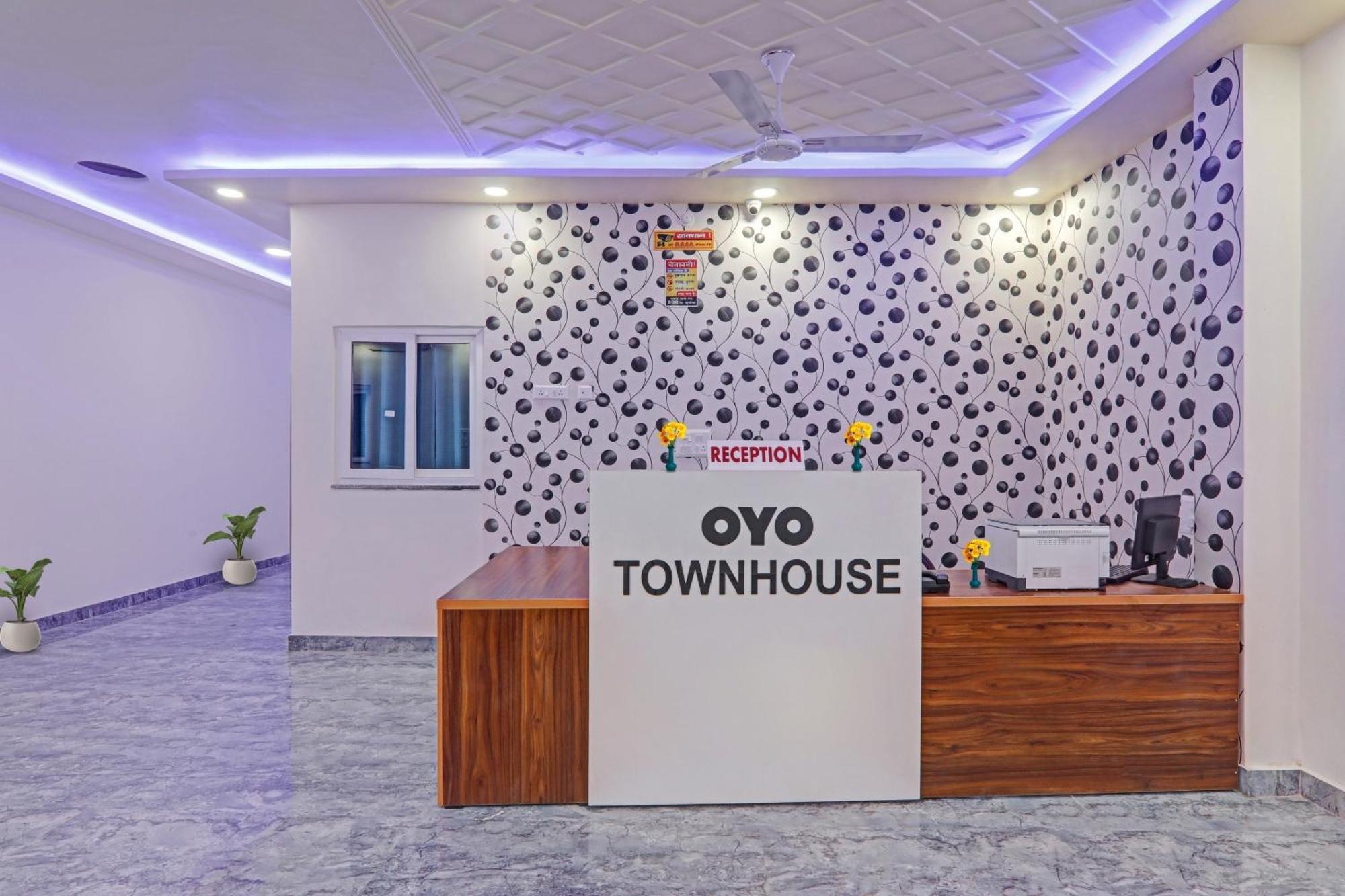Townhouse P.S.Palace Near Amausi Metro Station Lucknow Eksteriør billede
